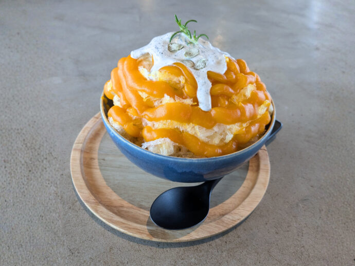 【ピーチホリデイ2025秋】食レポVol.11｜「黒胡麻と金山赤かぼちゃのかき氷（福島産りんごのコンポート入り）」by といろ氷店